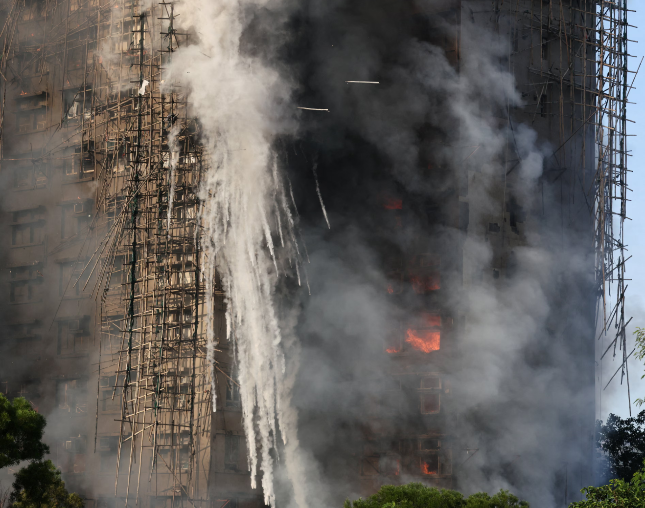 Khung cảnh hoang tàn tại khu chung cư Hong Kong sau hỏa hoạn thảm khốc - Ảnh 6. Khung cảnh hoang tàn tại khu chung cư Hong Kong sau hỏa hoạn thảm khốc - Ảnh 6.