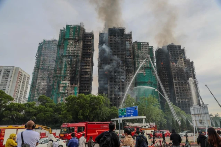 Khung cảnh hoang tàn tại khu chung cư Hong Kong sau hỏa hoạn thảm khốc - Ảnh 1. Khung cảnh hoang tàn tại khu chung cư Hong Kong sau hỏa hoạn thảm khốc - Ảnh 1.