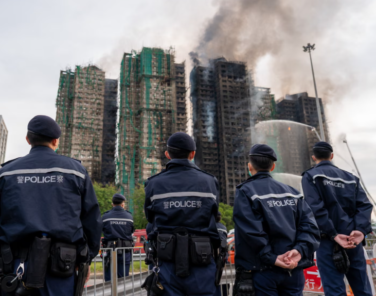 Khung cảnh hoang tàn tại khu chung cư Hong Kong sau hỏa hoạn thảm khốc - Ảnh 9. Khung cảnh hoang tàn tại khu chung cư Hong Kong sau hỏa hoạn thảm khốc - Ảnh 9.