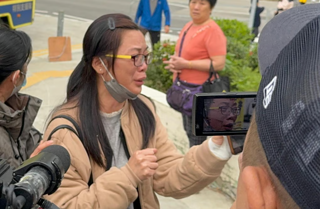 Nỗi lòng người thân tìm kiếm nạn nhân vụ cháy chung cư Hong Kong - Ảnh 1. Nỗi lòng người thân tìm kiếm nạn nhân vụ cháy chung cư Hong Kong - Ảnh 1.