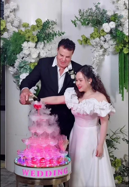 Tái hôn với chồng Tây cao gần 2m, người phụ nữ khiến cõi mạng choáng ngợp với cuộc sống 