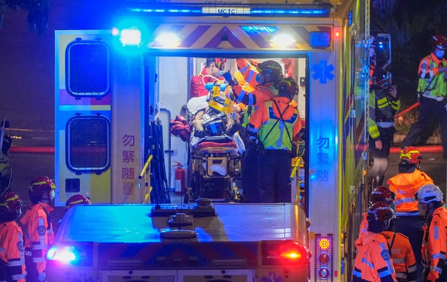 Cháy 8 tòa nhà ở Hồng Kông: Hơn 8 tiếng vẫn chưa đập được, nhiều người mắc kẹt cầu cứu - Ảnh 6.