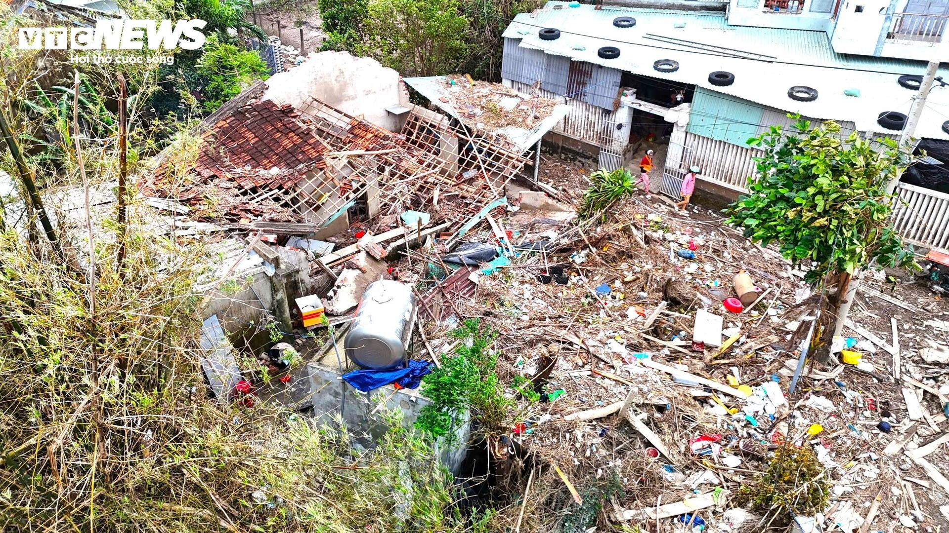 Khung cảnh hoang tàn tại tuy hòa sau lũ dữ: Nỗi đau không thể quên - Ảnh 8.