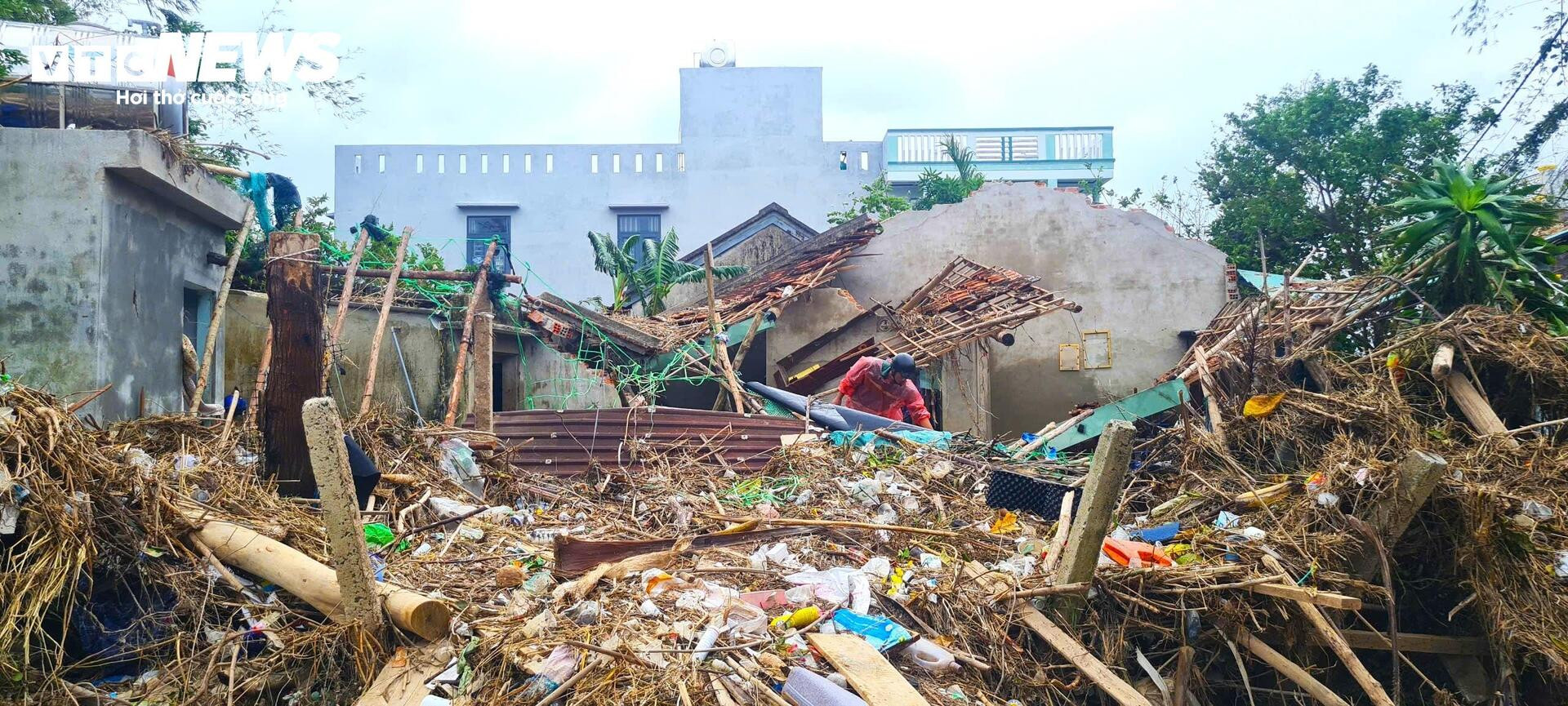 Khung cảnh hoang tàn tại tuy hòa sau lũ dữ: Nỗi đau không thể quên - Ảnh 1.