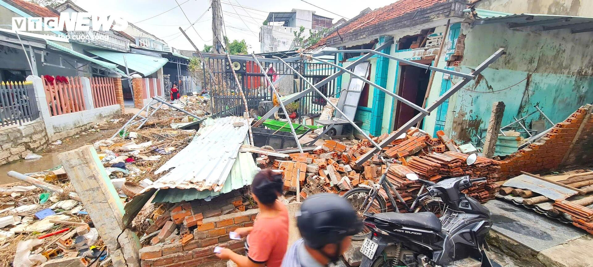 Khung cảnh hoang tàn tại tuy hòa sau lũ dữ: Nỗi đau không thể quên - Ảnh 5.