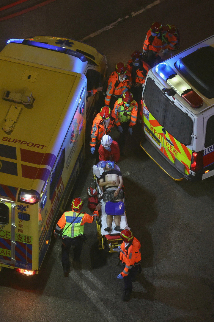 ' Làm ơn cứu chúng tôi ': Vụ cháy chung cư Wang Fuk Court ở Hong Kong gây chấn động - Ảnh 1.