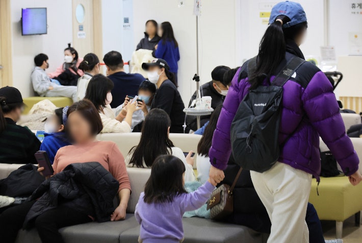 Bố mẹ lo lắng con mắc cúm dù đã tiêm phòng đầy đủ- Ảnh 2.