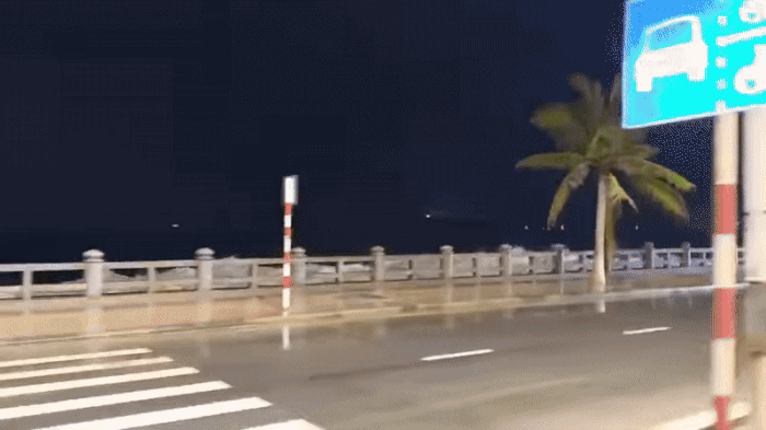 Sóng biển Nha Trang dâng cao trước bão số 15 Koto gây hoang mang cho người dân - Ảnh 2.