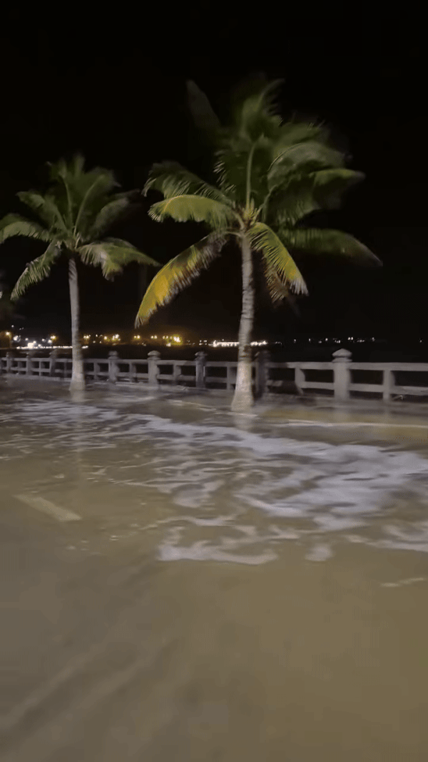 Sóng biển Nha Trang dâng cao trước bão số 15 Koto gây hoang mang cho người dân - Ảnh 3.