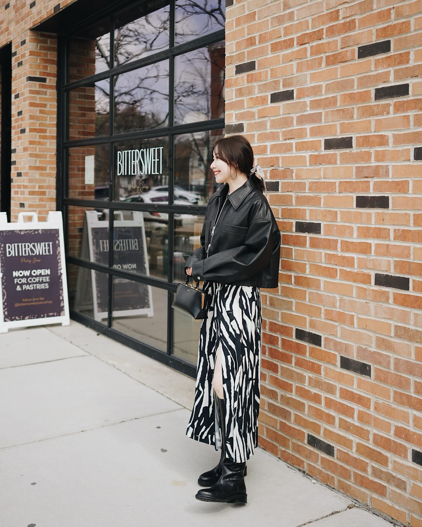 Có ít nhất 10 cách mặc áo khoác + váy đậm chất nữ tính, sang chảnh đẹp mê - Ảnh 7.