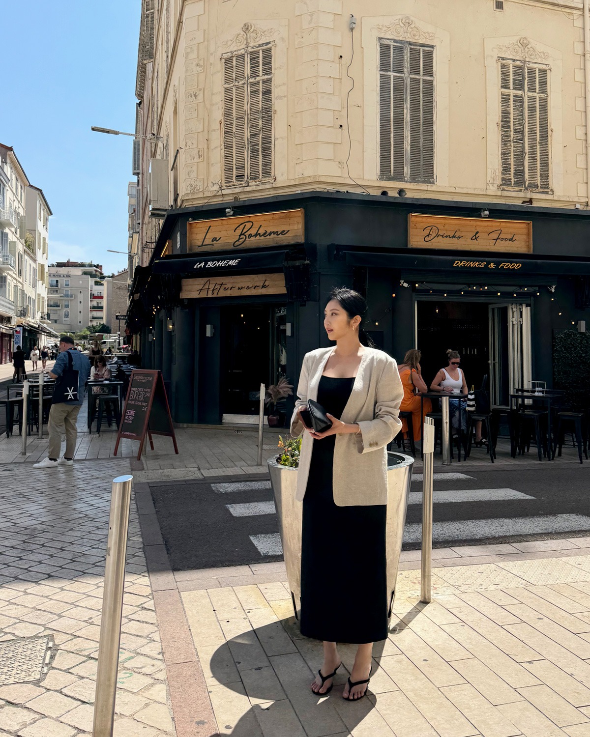 Có ít nhất 10 cách mặc áo khoác + váy đậm chất nữ tính, sang chảnh đẹp mê - Ảnh 6.