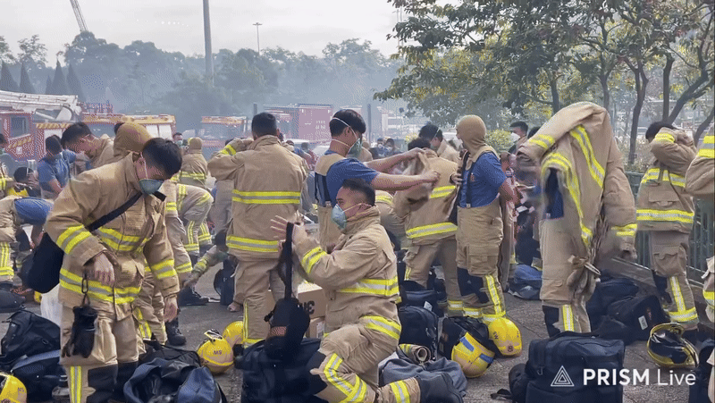 Đau lòng với hình ảnh lính cứu hỏa trong vụ cháy chung cư tồi tệ ở Hong Kong - Ảnh 4.