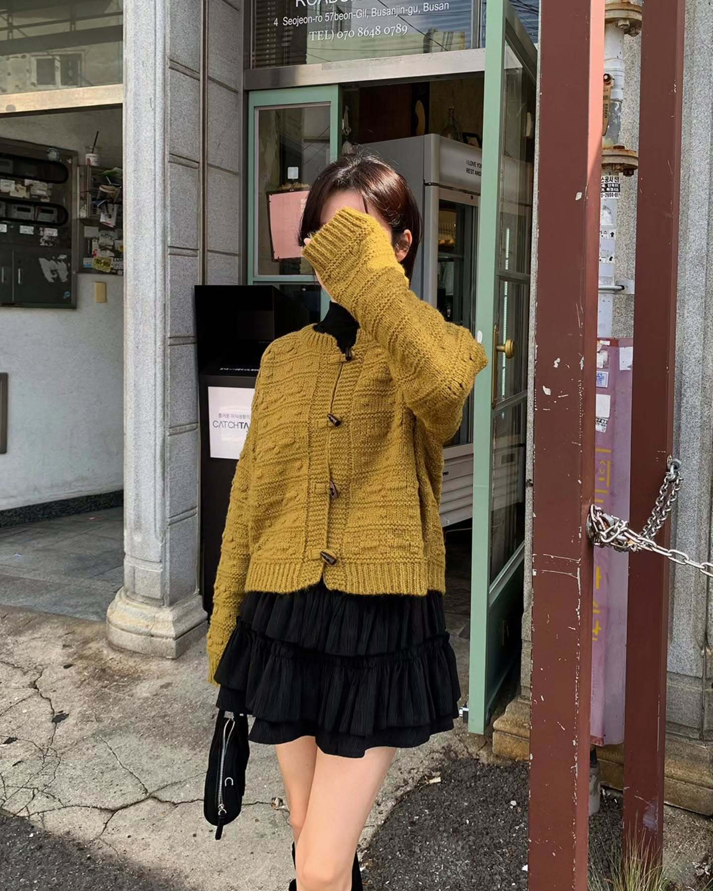 Có ít nhất 10 cách mặc áo khoác + váy đậm chất nữ tính, sang chảnh đẹp mê - Ảnh 1.