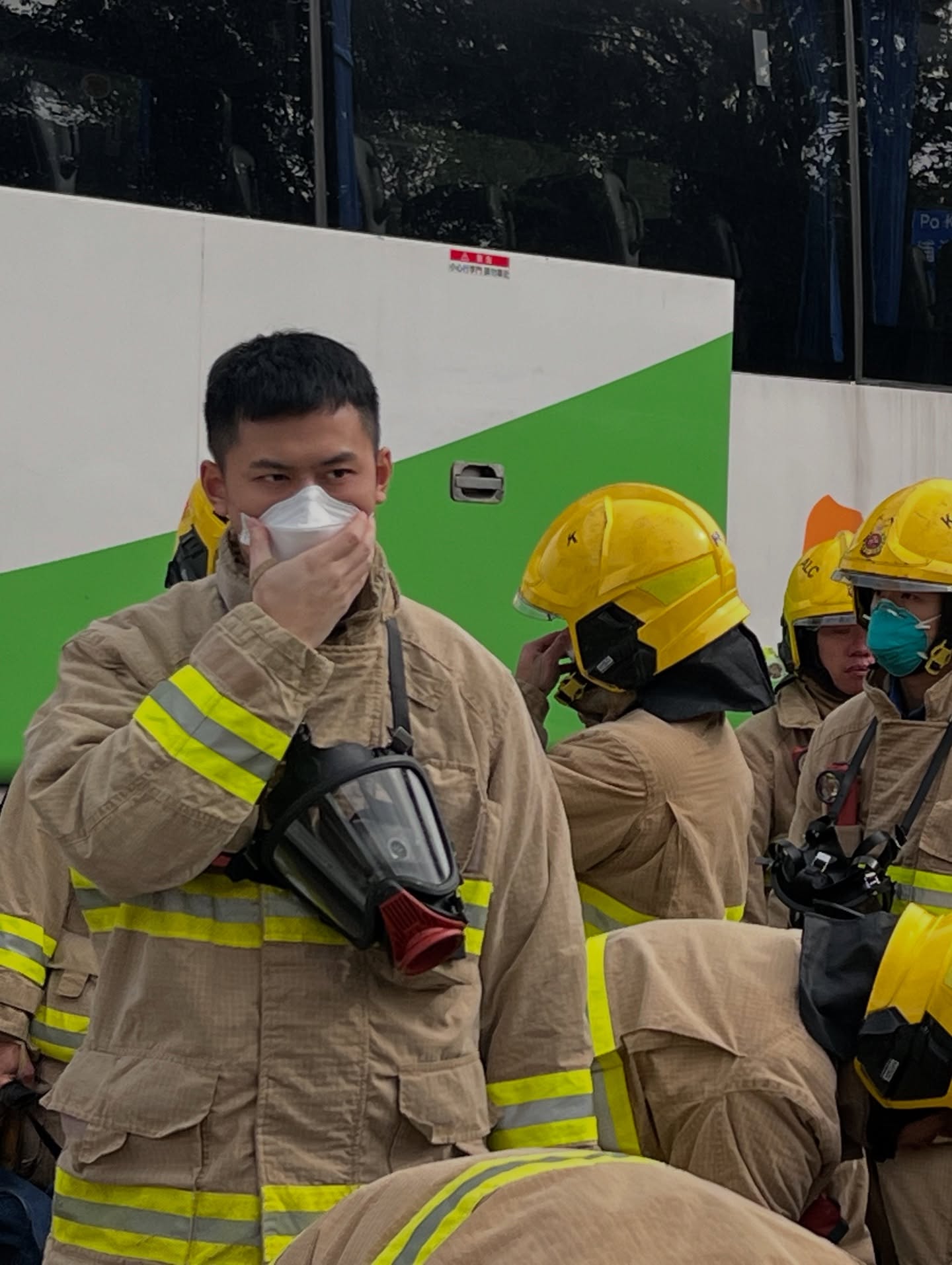 Đau lòng với hình ảnh lính cứu hỏa trong vụ cháy chung cư tồi tệ ở Hong Kong - Ảnh 5.