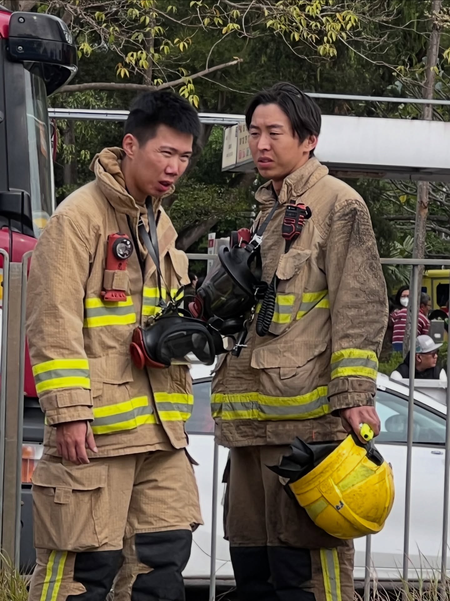 Đau lòng với hình ảnh lính cứu hỏa trong vụ cháy chung cư tồi tệ ở Hong Kong - Ảnh 11.