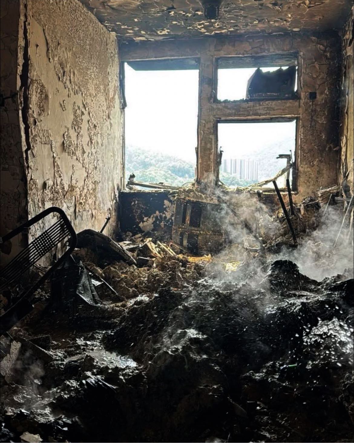 Cuộc gọi cuối cùng của cụ bà mắc kẹt trong phòng tắm ở Hong Kong khiến cả thế giới đau lòng - Ảnh 2.