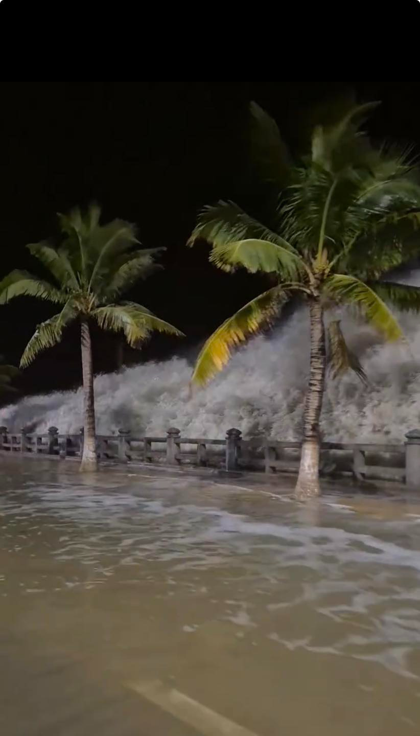 Sóng biển Nha Trang dâng cao trước bão số 15 Koto gây hoang mang cho người dân - Ảnh 1.