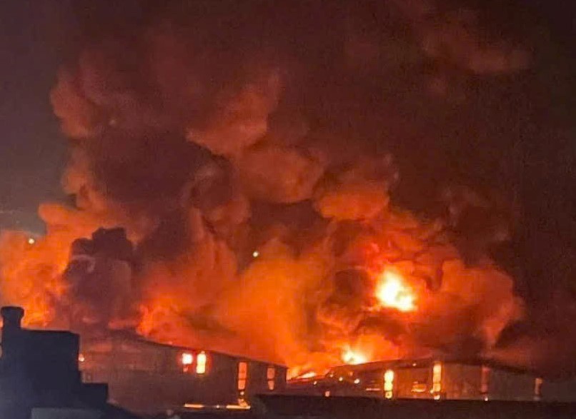 Cháy lớn tại khu công nghiệp Tiên Sơn Bắc Ninh - Ảnh 1. Cháy lớn tại khu công nghiệp Tiên Sơn Bắc Ninh - Ảnh 1.