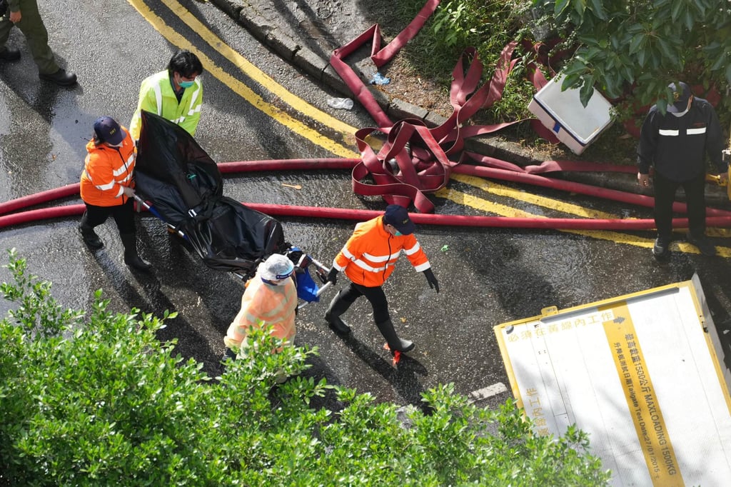 Hong Kong đau thương: Hàng dài người nhận dạng nạn nhân thảm họa cháy chung cư - Ảnh 3. Hong Kong đau thương: Hàng dài người nhận dạng nạn nhân thảm họa cháy chung cư - Ảnh 3.