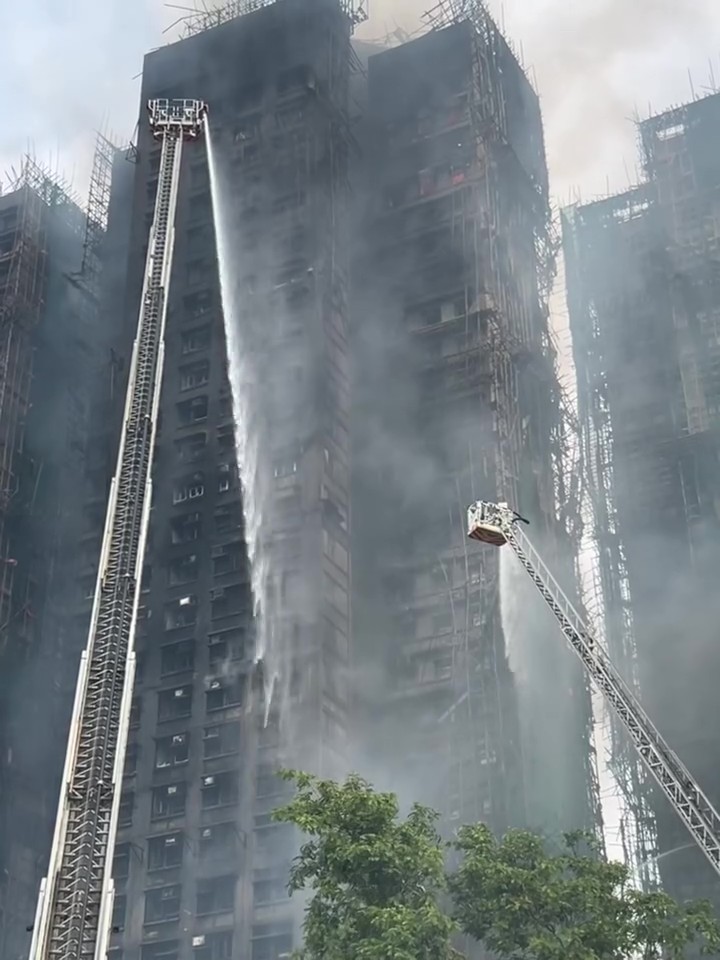 Đau lòng với hình ảnh lính cứu hỏa trong vụ cháy chung cư tồi tệ ở Hong Kong - Ảnh 2.
