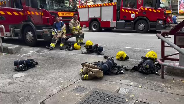 Đau lòng với hình ảnh lính cứu hỏa trong vụ cháy chung cư tồi tệ ở Hong Kong - Ảnh 9.