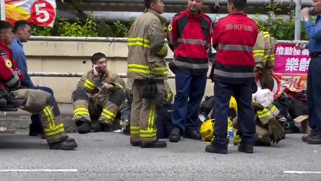 Đau lòng với hình ảnh lính cứu hỏa trong vụ cháy chung cư tồi tệ ở Hong Kong - Ảnh 8.