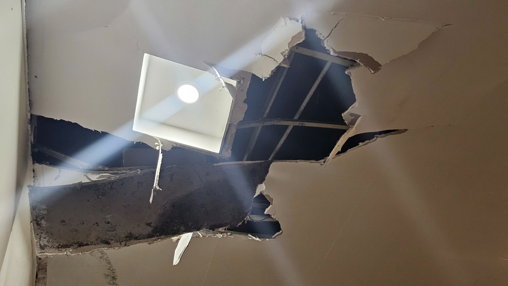 X&acirc;y chung cư Stown Gateway l&agrave;m nứt tường, sụt l&uacute;n: Resort 4 sao ở TP HCM phải đ&oacute;ng cửa, 