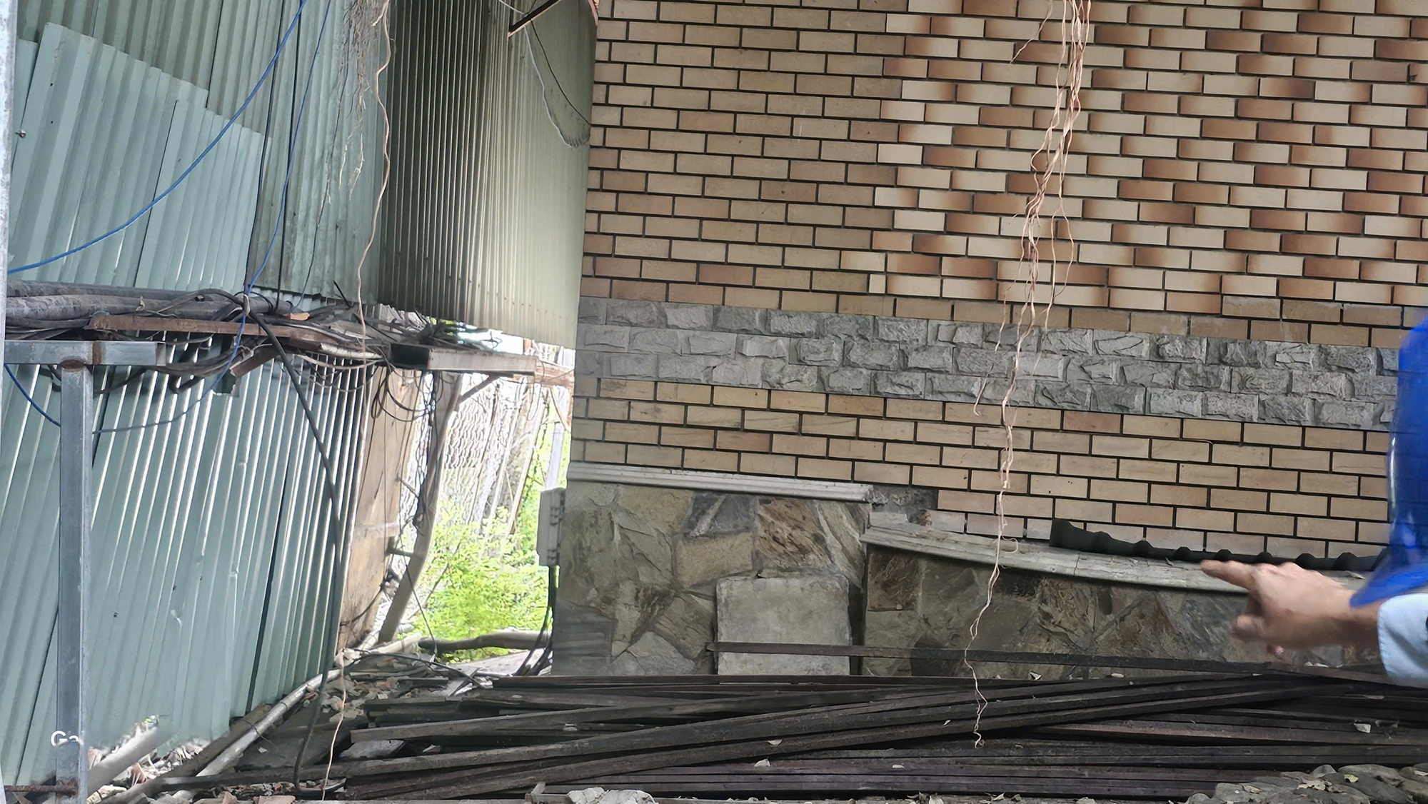 X&acirc;y chung cư Stown Gateway l&agrave;m nứt tường, sụt l&uacute;n: Resort 4 sao ở TP HCM phải đ&oacute;ng cửa, 