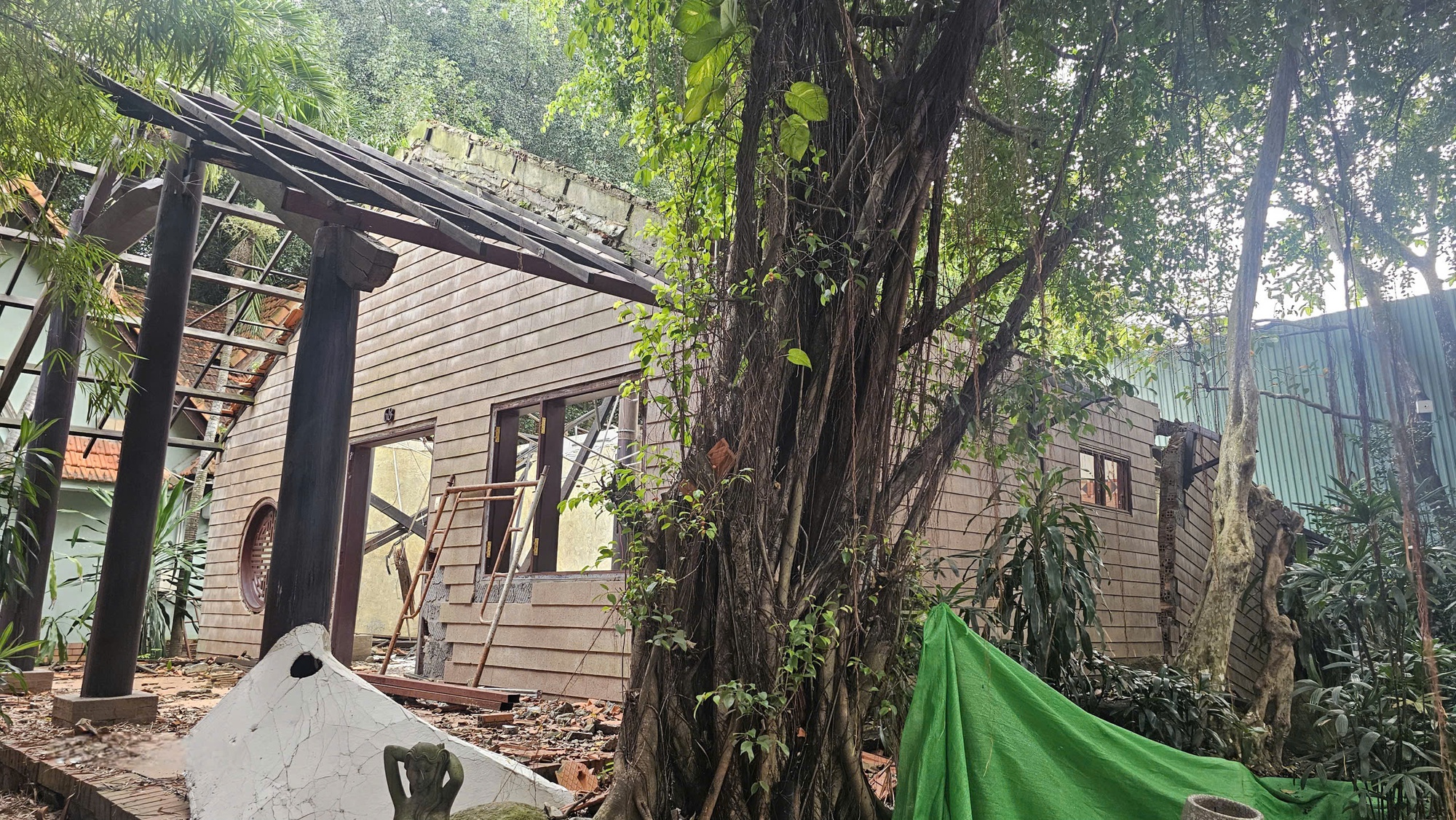 X&acirc;y chung cư Stown Gateway l&agrave;m nứt tường, sụt l&uacute;n: Resort 4 sao ở TP HCM phải đ&oacute;ng cửa, 