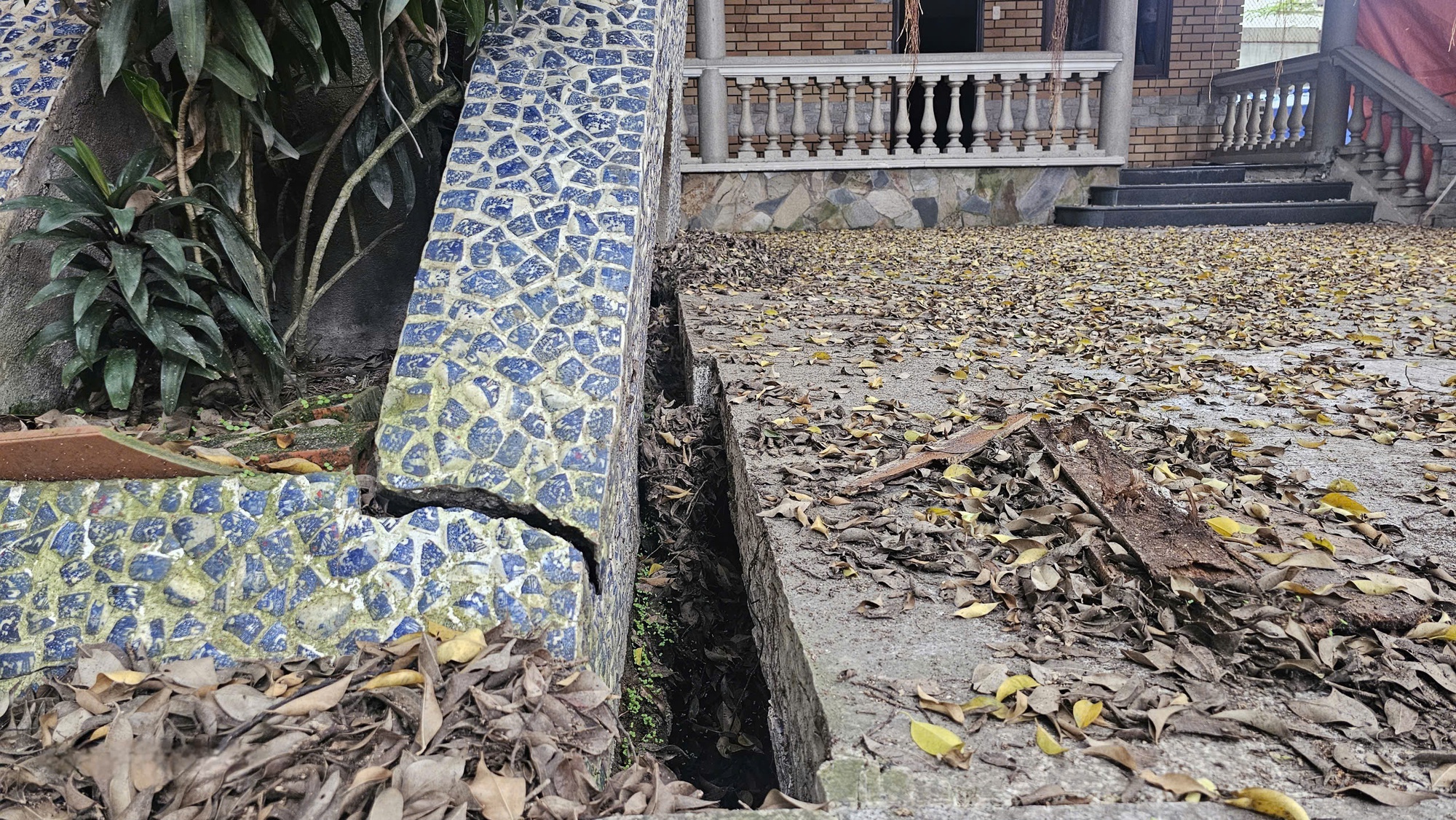 X&acirc;y chung cư Stown Gateway l&agrave;m nứt tường, sụt l&uacute;n: Resort 4 sao ở TP HCM phải đ&oacute;ng cửa, 