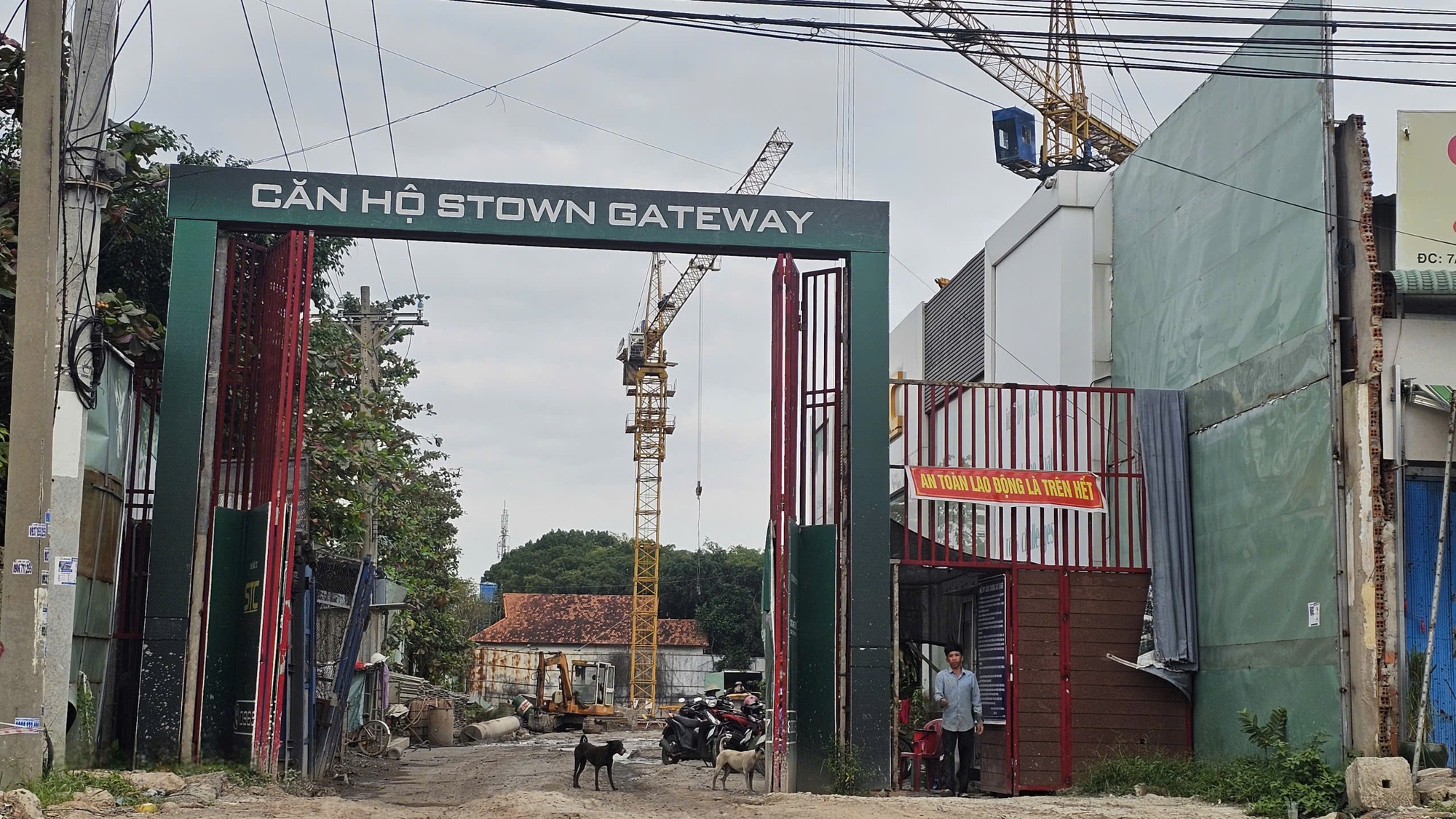 X&acirc;y chung cư Stown Gateway l&agrave;m nứt tường, sụt l&uacute;n: Resort 4 sao ở TP HCM phải đ&oacute;ng cửa, 