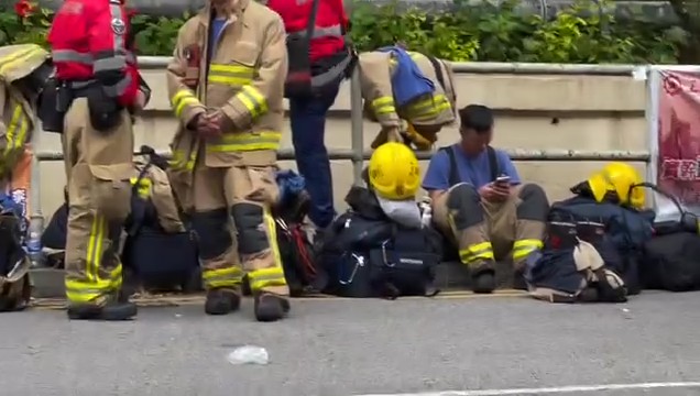 Đau lòng với hình ảnh lính cứu hỏa trong vụ cháy chung cư tồi tệ ở Hong Kong - Ảnh 7.