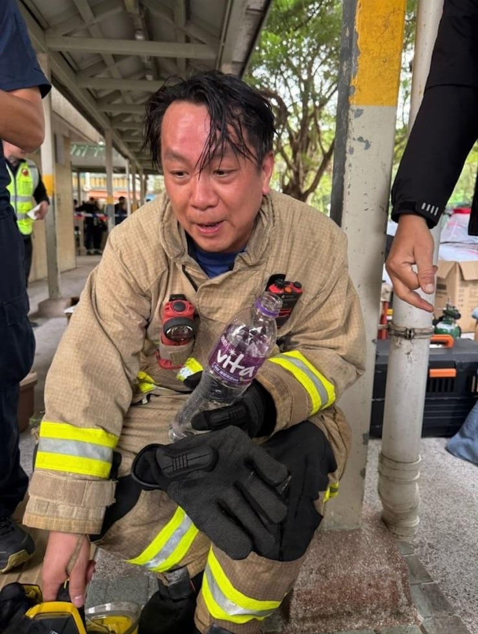 Câu chuyện cảm động giữa tang thương vụ cháy chung cư Hong Kong và lòng dũng cảm lính cứu hỏa - Ảnh 1. Câu chuyện cảm động giữa tang thương vụ cháy chung cư Hong Kong và lòng dũng cảm lính cứu hỏa - Ảnh 1.