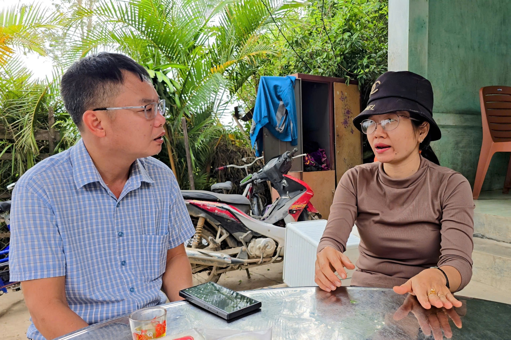 Gặp lại người phụ nữ và 2 con nhỏ trong lũ dữ: Lời kêu cứu ám ảnh - Ảnh 1.