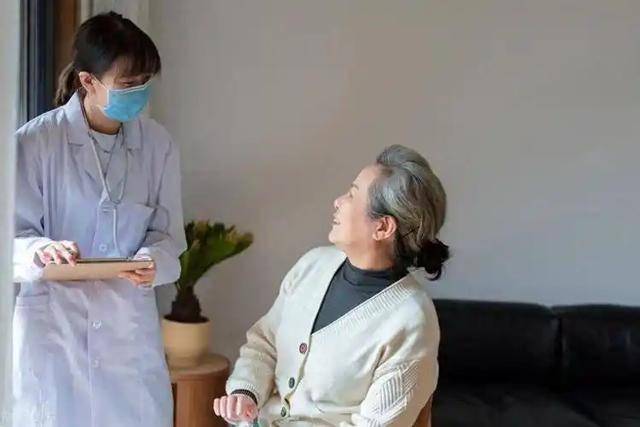 Các bác sĩ khuyên người cao tuổi: Sau 70 tuổi, khi bạn vẫn còn có thể đi lại, hãy nhớ thực hiện 4 điều này để có một tuổi già hạnh phúc - Ảnh 1.