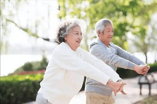 Các bác sĩ khuyên người cao tuổi: Sau 70 tuổi, khi bạn vẫn còn có thể đi lại, hãy nhớ thực hiện 4 điều này để có một tuổi già hạnh phúc - Ảnh 2.