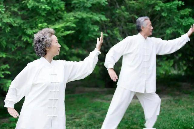 Các bác sĩ khuyên người cao tuổi: Sau 70 tuổi, khi bạn vẫn còn có thể đi lại, hãy nhớ thực hiện 4 điều này để có một tuổi già hạnh phúc - Ảnh 3.