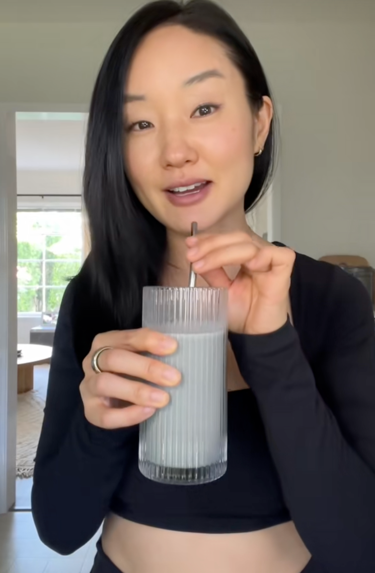 Mái tóc tuổi 40 vẫn đen mượt, bồng bềnh, không một sợi bạc: Bí quyết 