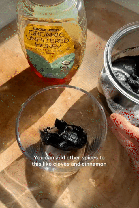 Mái tóc tuổi 40 vẫn đen mượt, bồng bềnh, không một sợi bạc: Bí quyết 