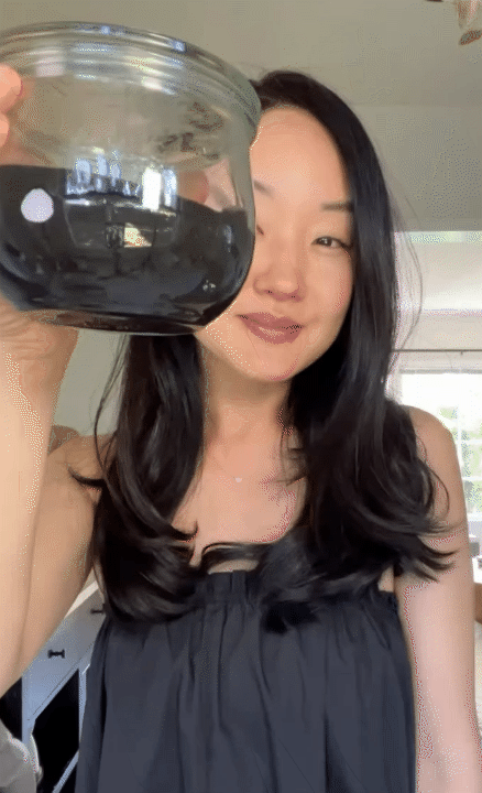 Mái tóc tuổi 40 vẫn đen mượt, bồng bềnh, không một sợi bạc: Bí quyết 