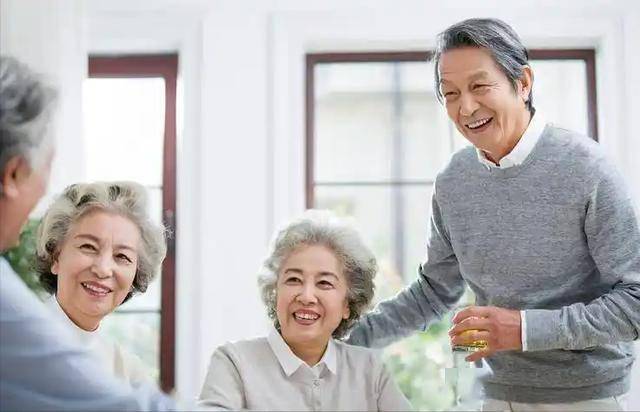 Các bác sĩ khuyên người cao tuổi: Sau 70 tuổi, khi bạn vẫn còn có thể đi lại, hãy nhớ thực hiện 4 điều này để có một tuổi già hạnh phúc - Ảnh 6.