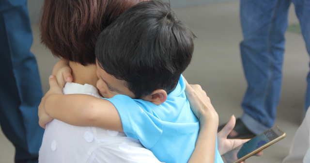 Bé trai 5 tuổi đi học về toàn nói lời lạ lùng, bố âm thầm đặt máy ghi âm trong túi con và phát hiện sự thật chấn động- Ảnh 1.