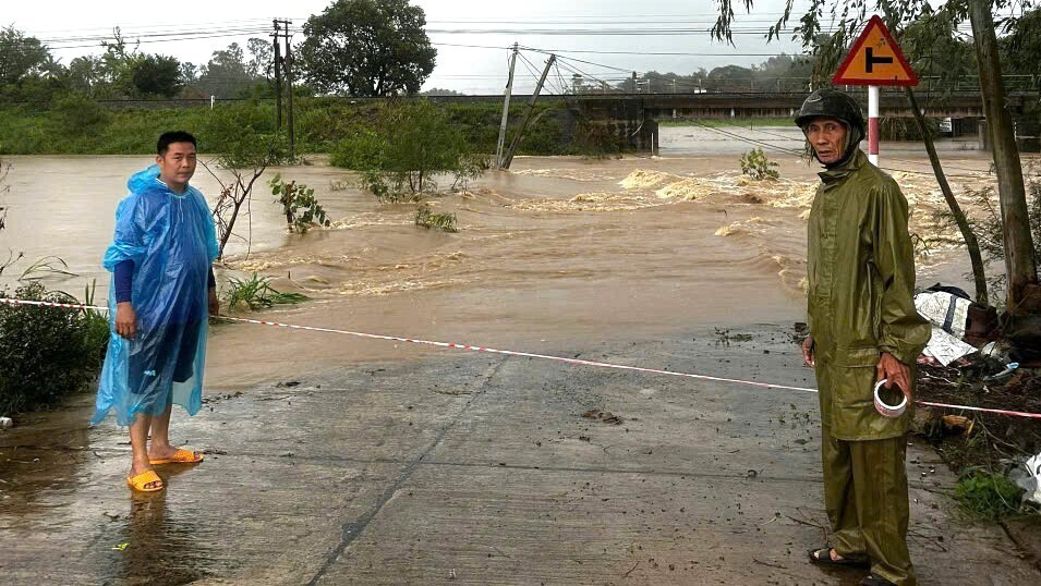 Không cần danh sách, trưởng thôn đọc vanh vách tên 3.000 hộ dân nhận quà cứu trợ - Ảnh 2.