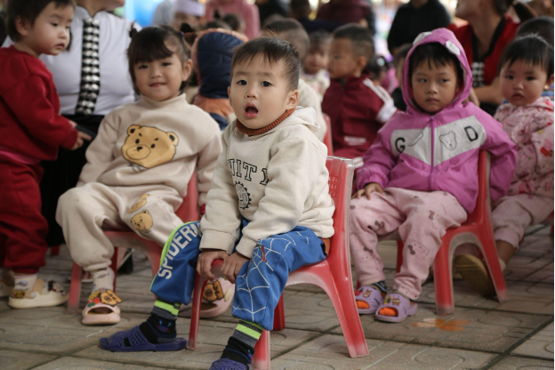 Ngọn lửa ấm giữa rừng sâu: Hôm nay cô trò mình được ăn bữa ăn của người giàu - Ảnh 1. Ngọn lửa ấm giữa rừng sâu: Hôm nay cô trò mình được ăn bữa ăn của người giàu - Ảnh 1.