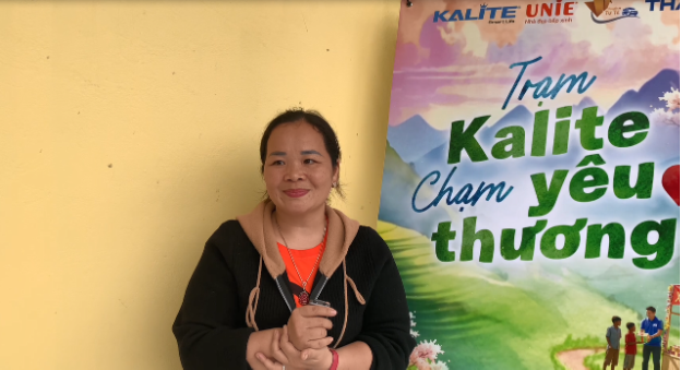 Ngọn lửa ấm giữa rừng sâu: Hôm nay cô trò mình được ăn bữa ăn của người giàu - Ảnh 2. Ngọn lửa ấm giữa rừng sâu: Hôm nay cô trò mình được ăn bữa ăn của người giàu - Ảnh 2.