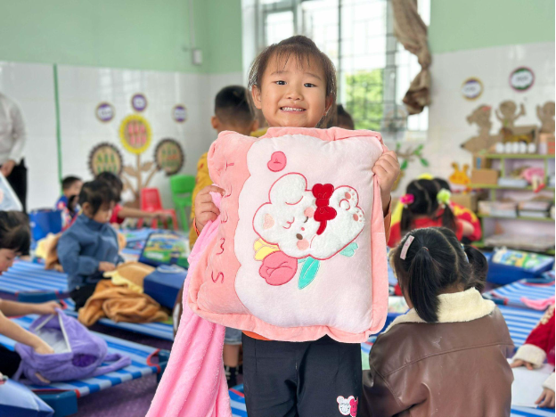 Ngọn lửa ấm giữa rừng sâu: Hôm nay cô trò mình được ăn bữa ăn của người giàu - Ảnh 3. Ngọn lửa ấm giữa rừng sâu: Hôm nay cô trò mình được ăn bữa ăn của người giàu - Ảnh 3.