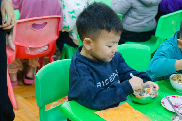 Ngọn lửa ấm giữa rừng sâu: Hôm nay cô trò mình được ăn bữa ăn của người giàu - Ảnh 4. Ngọn lửa ấm giữa rừng sâu: Hôm nay cô trò mình được ăn bữa ăn của người giàu - Ảnh 4.