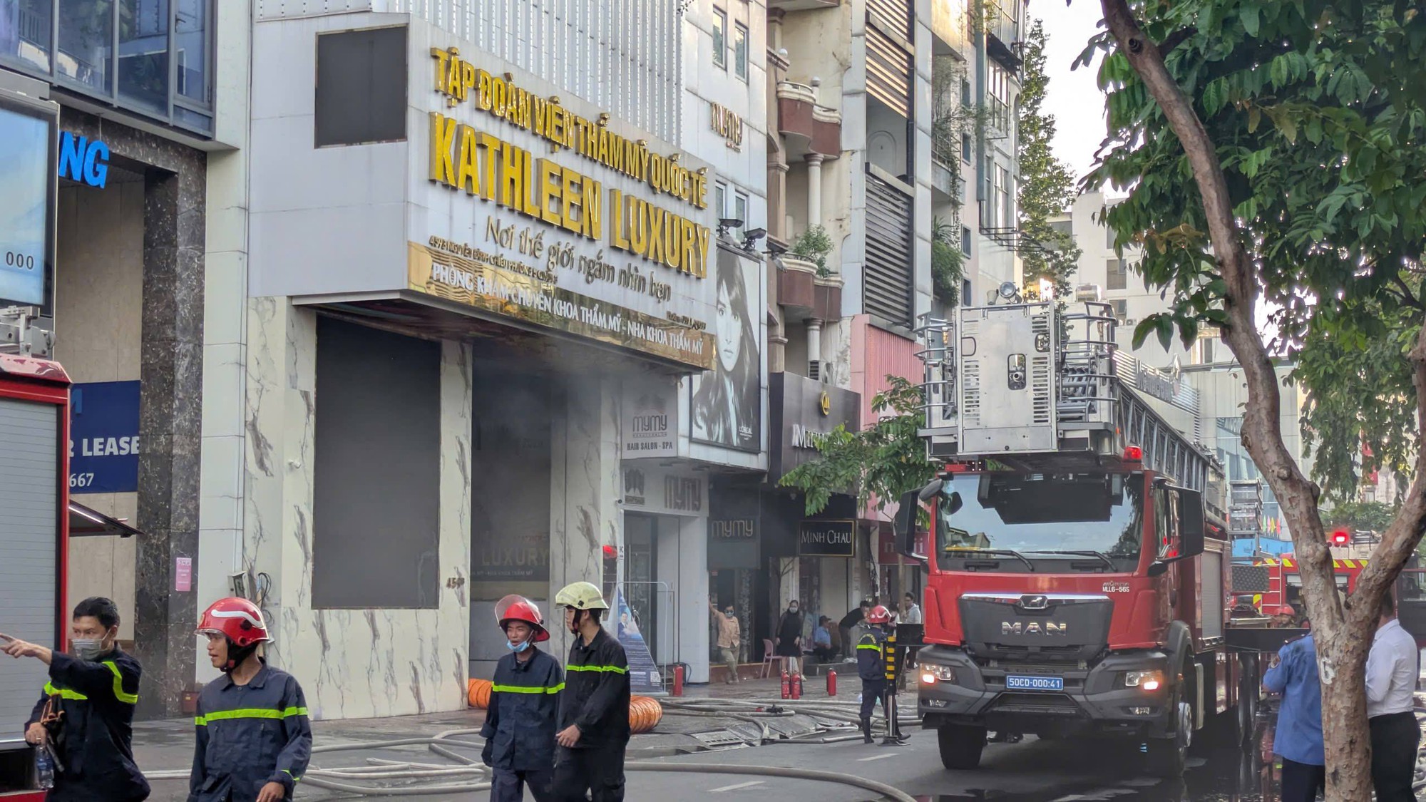 Hoảng hồn cảnh tượng khói bốc nghi ngút từ một thẩm mỹ viện ở trung tâm TP.HCM- Ảnh 3. Hoảng hồn cảnh tượng khói bốc nghi ngút từ một thẩm mỹ viện ở trung tâm TP.HCM- Ảnh 3.