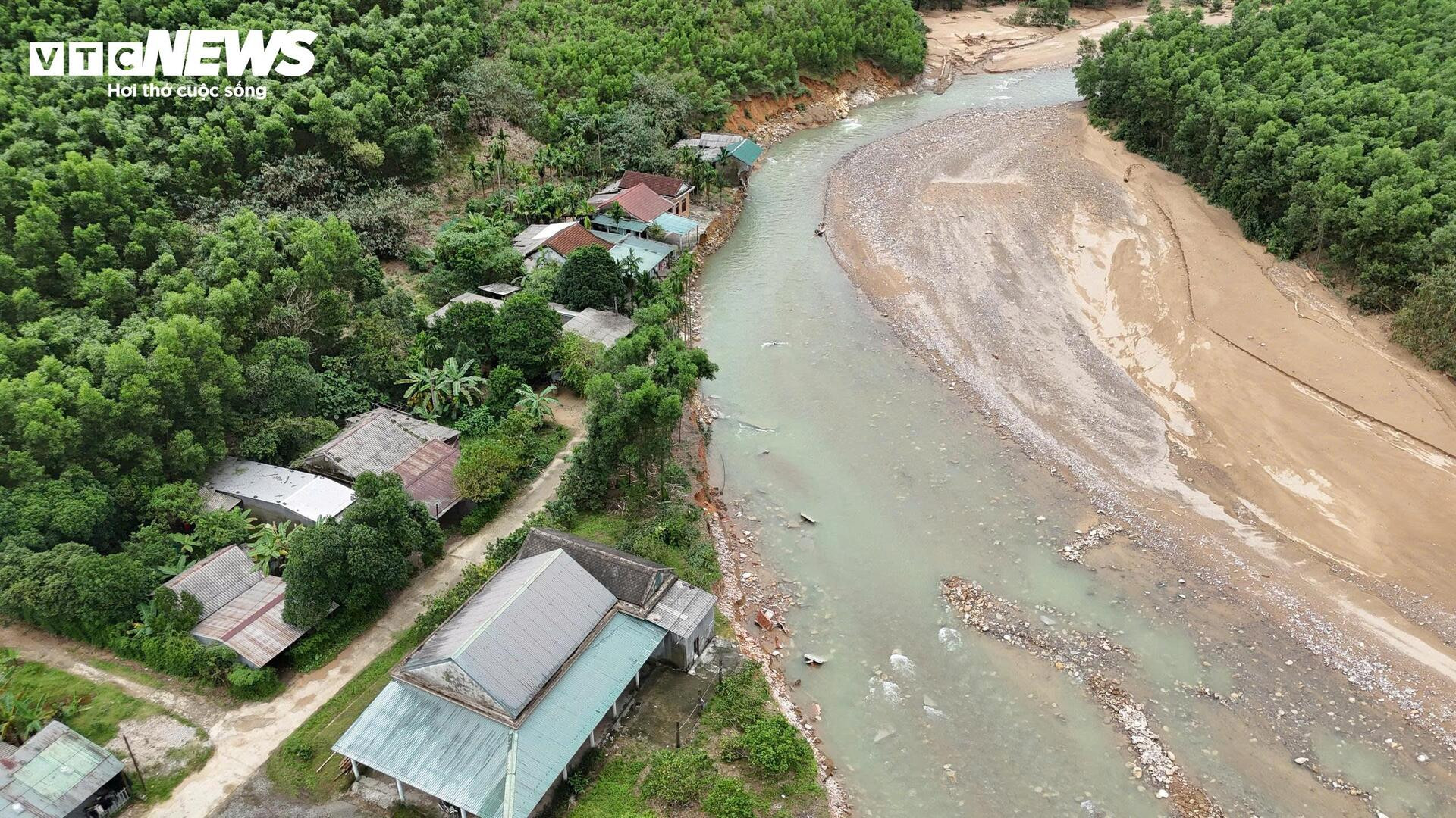 Rợn người những căn nhà chênh vênh bên bờ suối sạt lở sau 4 trận lũ liên tiếp- Ảnh 4.