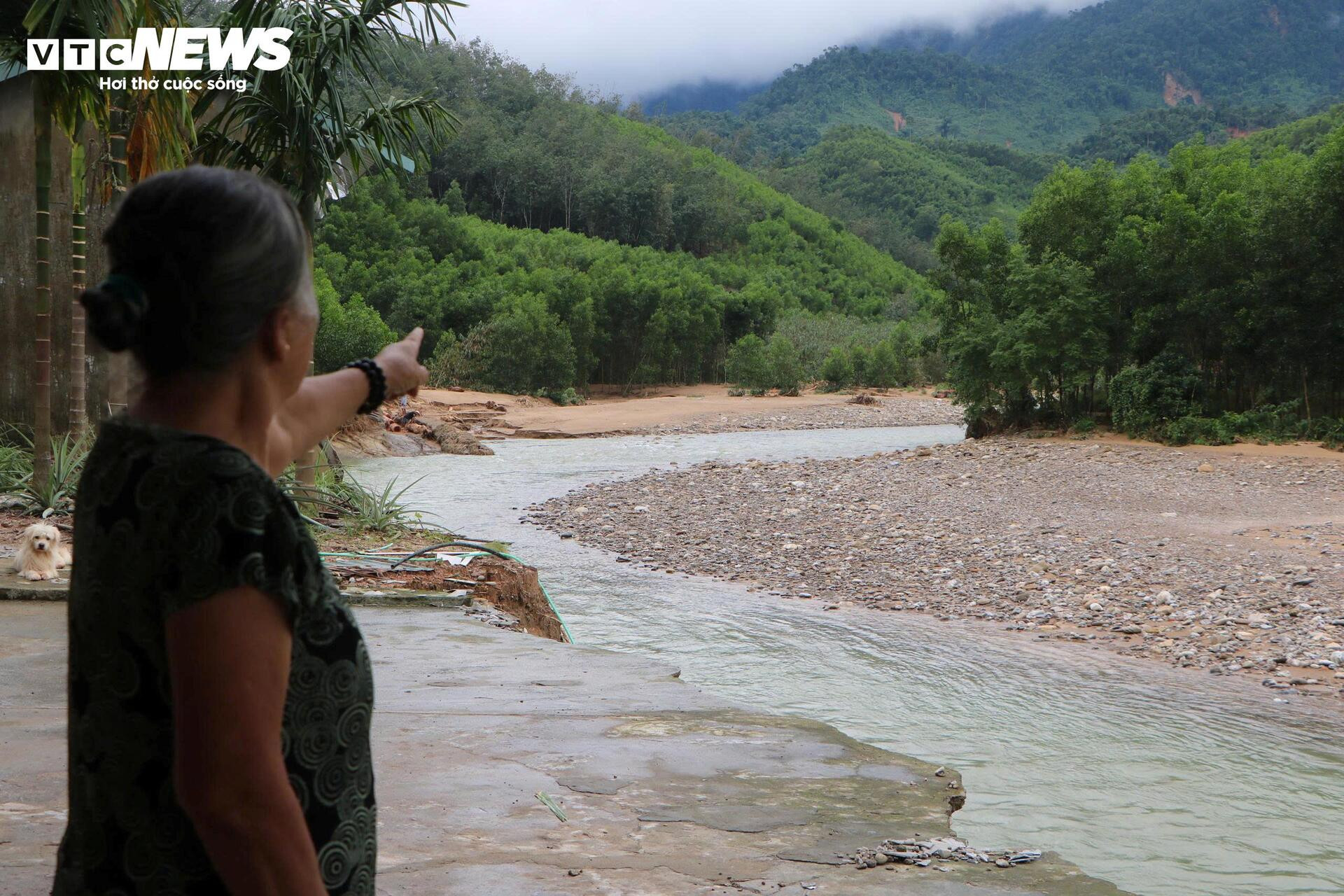 Rợn người những căn nhà chênh vênh bên bờ suối sạt lở sau 4 trận lũ liên tiếp- Ảnh 1.